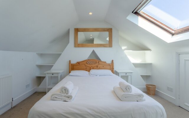 Comfortable 3 Bedroom Flat in Battersea