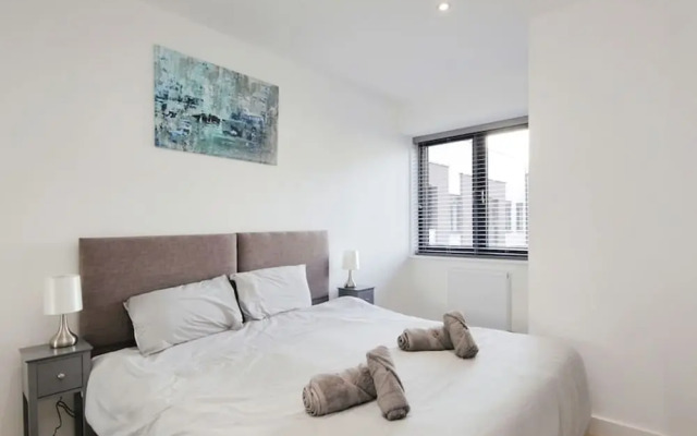 Modern Comfort: Seven Stays Broadoaks