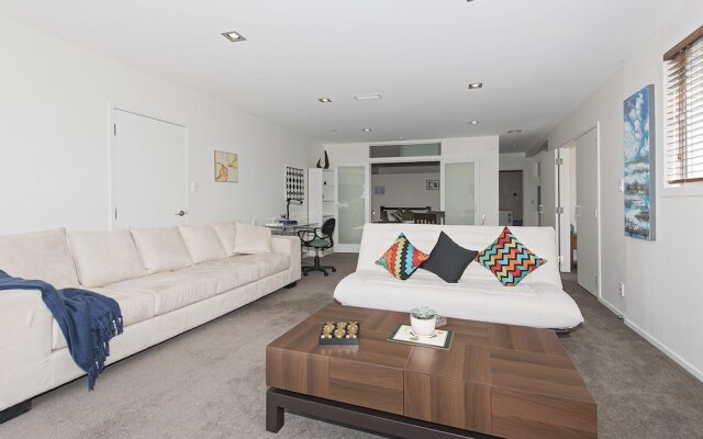 Perfect Central Location, 1/2 way CBD & Airport