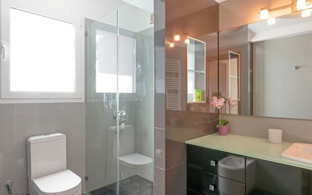 Lovely Family Holiday Home in Saronida Attikis near Beach