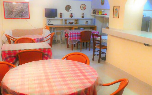 Fivos Hotel - Hostel