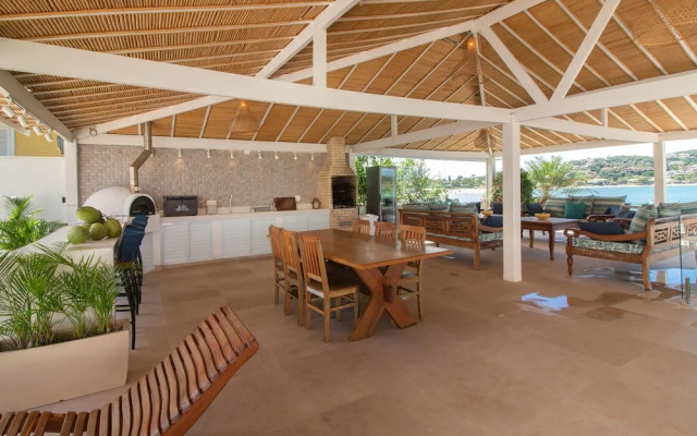 Mansão Pé na Areia Ferradura com 4Suítes