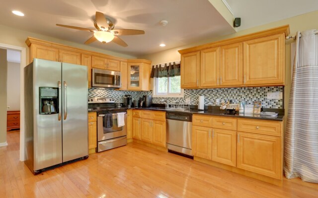 Pools, Hot Tub & More: Bushkill Mountain Getaway!