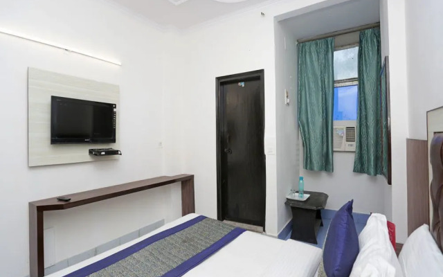 OYO 13277 Hotel Neelam Palace