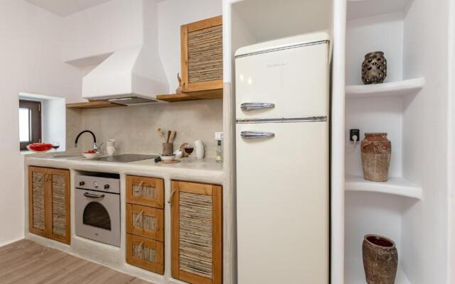 White Luxurious Apartment IΙI