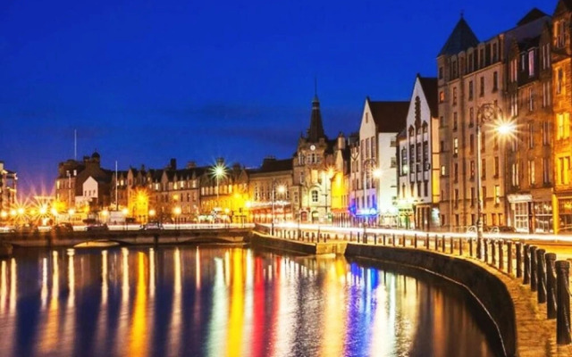 Modern 2 Bedroom Apartment Near the Sea