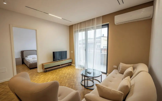 Tirent Apartment-Modern 1-Bedroom Stay Near Liqeni i Thatë