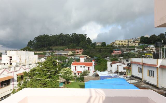 OYO 13807 Hotel Gurupriya