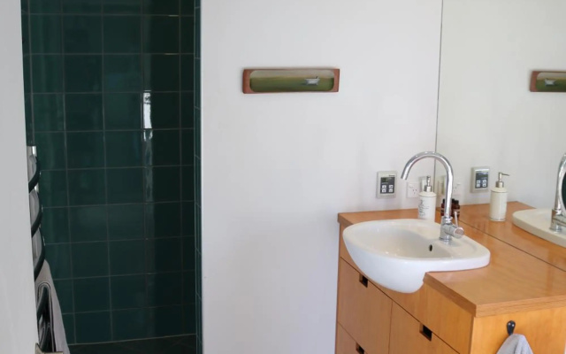 Black Beech House with Stunning Outdoor Bath – Bathroom – Lake Tekapo