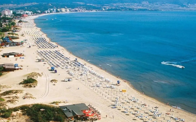 Amazing 2 bedroom apartment next to the beach