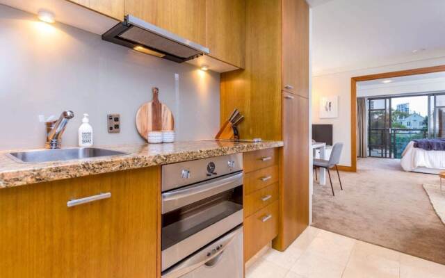 Stylish Central City Apartment With  Pool & Gym