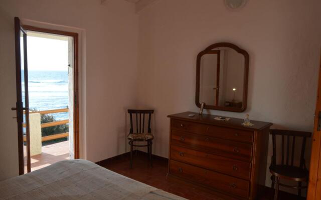 Seafront holiday home twenty meters from the western shore of Sardinia in S'archittu Beach-Casa del Giglio