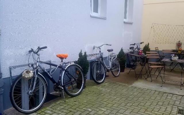 New Hostel Berlin Mitte FREE SNACK hot tea and coffee