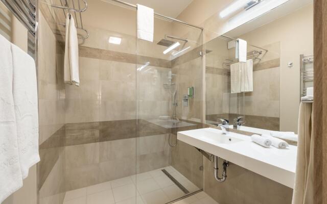 Silver Crown Hotel & Residence