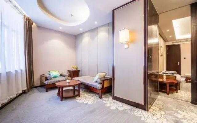 Asia Europe Hotel (Lan Da Er Yuan Branch, Xiguan Metro Station)