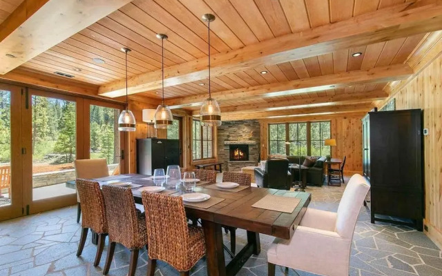 Hunter by AvantStay | Riverfront Cabin w/ Prvt Cottage | 10Mins from Squaw