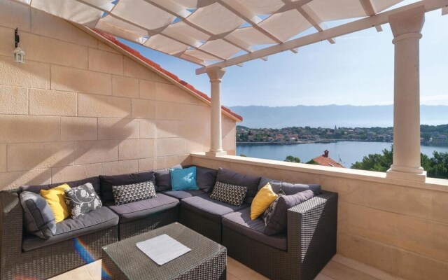 Nice Apartment in Selca With 2 Bedrooms and Wifi