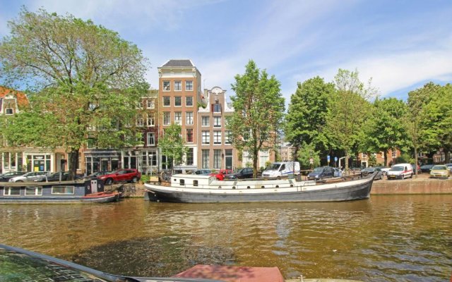 Romantic Jordaan Canalsuite near Anne Frank House