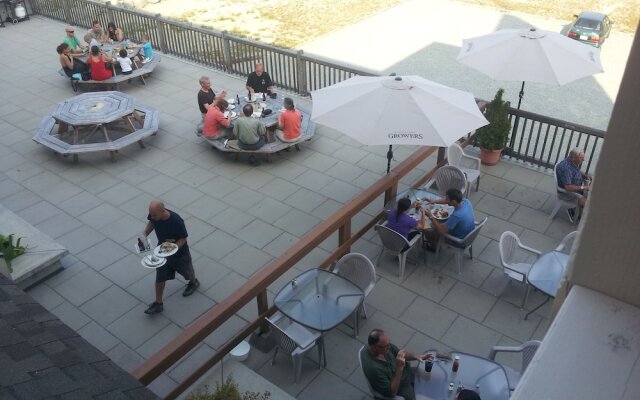 Pemberton Gateway Village Suites Hotel
