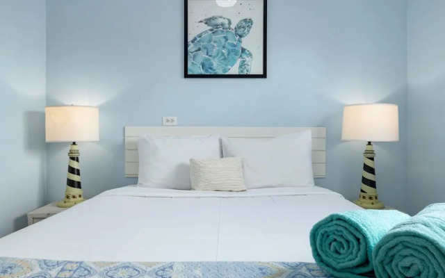 Poolside 1-bed Near Palm Beach