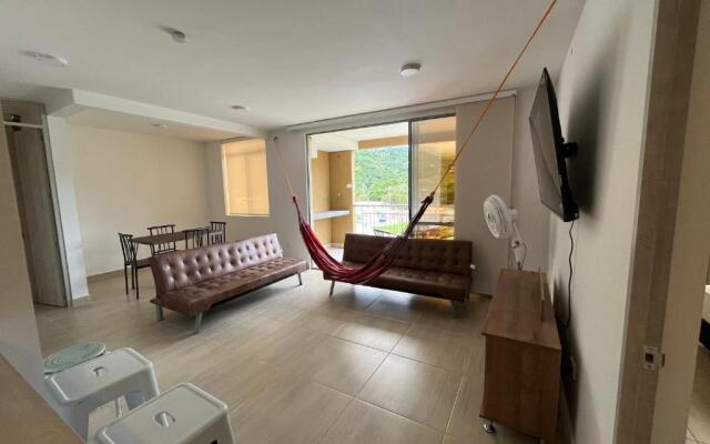 Apartamento con piscina y parqueadero a 7 min del centro