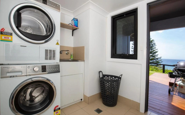 Seaview - Pet Friendly with Stunning Views - 1 Min to Beach