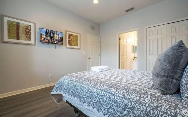 Cozy 4BR Regal Oaks w hot tub