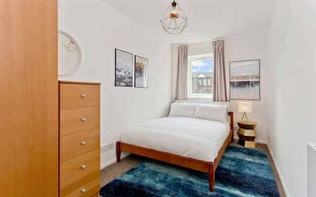 Arty 2 Bedroom Flat By Leith Shore