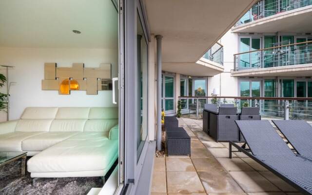 Central 2BD Flat w/ River View Balcony - Vauxhall!