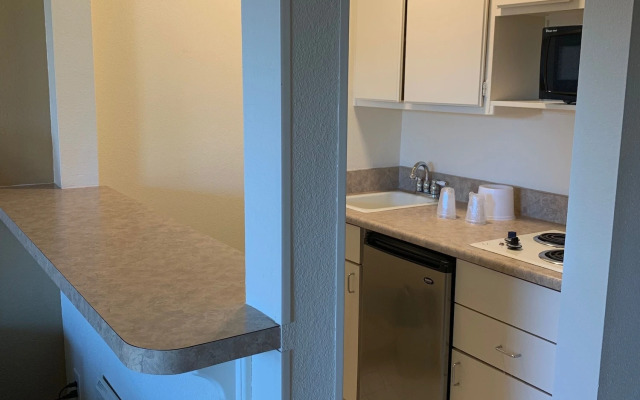 Отель California Suites 