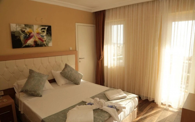 Hotel Room With Shared Pool Near Beach in Kusadasi