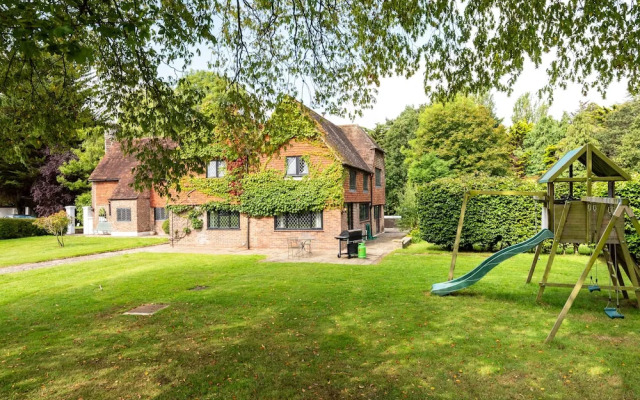 Gildridge Estat Large Group Tennis Court