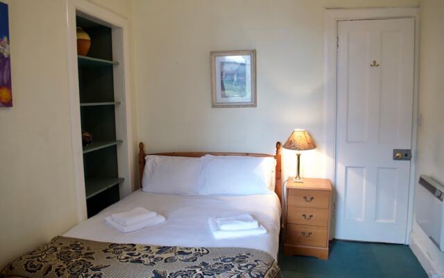 Traditional 3 Bedroom Apartment in Bruntsfield