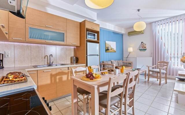 Bright Luxuriously Simple Apartment With Shared Pool
