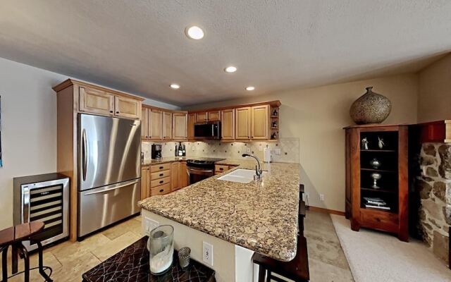 One Bedrooms At Snowbird Condos Slopeside - Free Wifi & Assigned Parking!