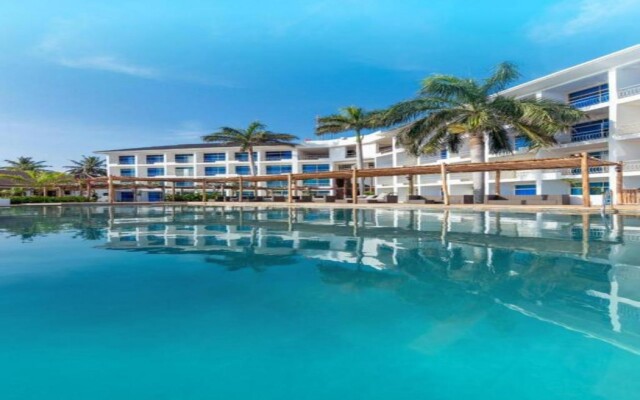 Giraffe Beach Hotel