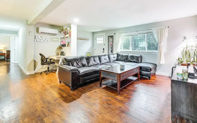 14 Mi to Dtwn Seattle: Sleek Home w/ Large Yard