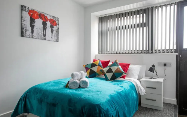 Leicester's Lyter Living