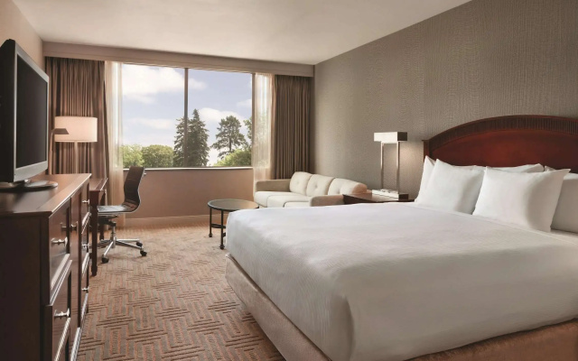 Hilton East Brunswick Hotel & Executive Meeting Center