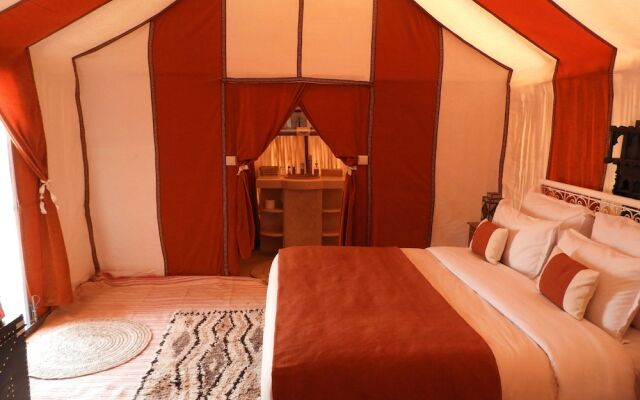 Room-sleeping in a Luxury Tent in Merzou
