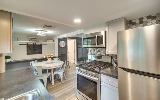 Deck + Dock Access: Lakefront Grove Cabin!