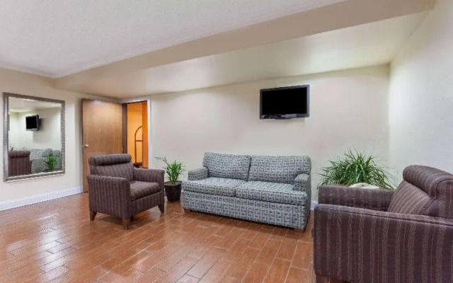 Super 8 By Wyndham Lexington Winchester Rd