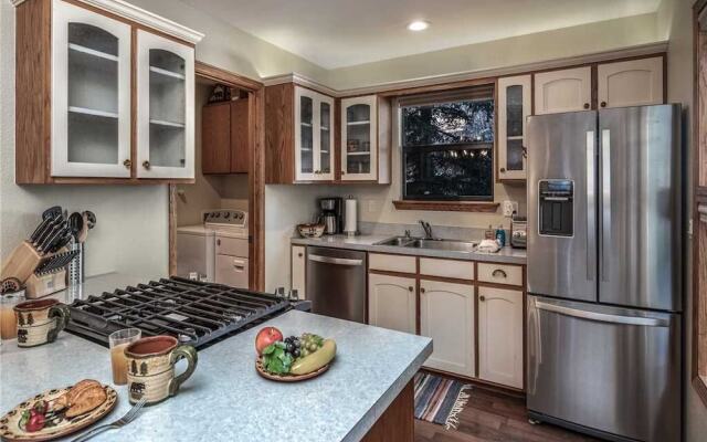 Midtown Riverfront 1, 2 Bedrooms, Hot Tub, Sleeps 6