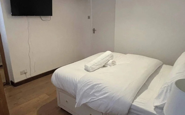 Modern 3 Bed/free Parking/10 Mins Walk to Station