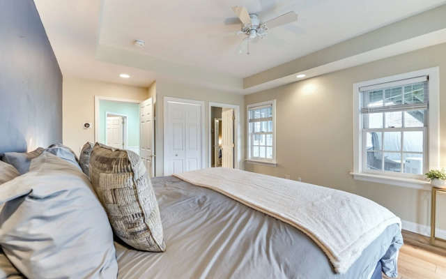 Mountain Views & Fire Pit: Sandgate Getaway