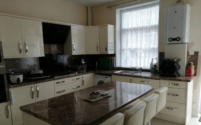 Room-charming Bradford Room to Rent With