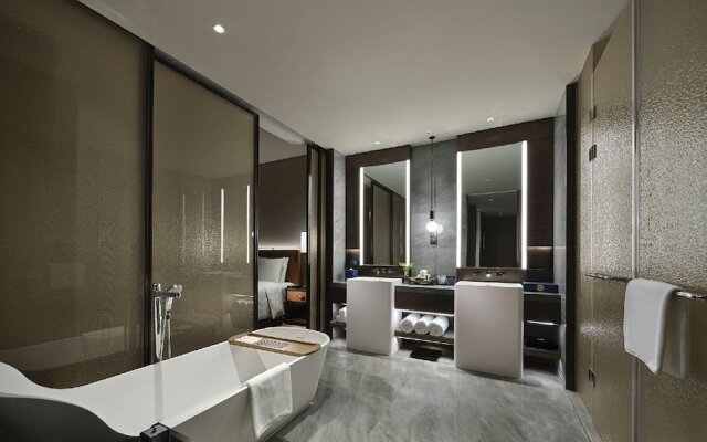 HUALUXE Nanjing Yangtze River by IHG