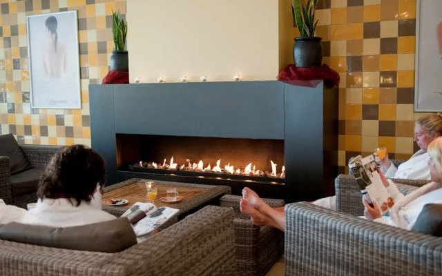 Modern Lodge by the Maasduinen