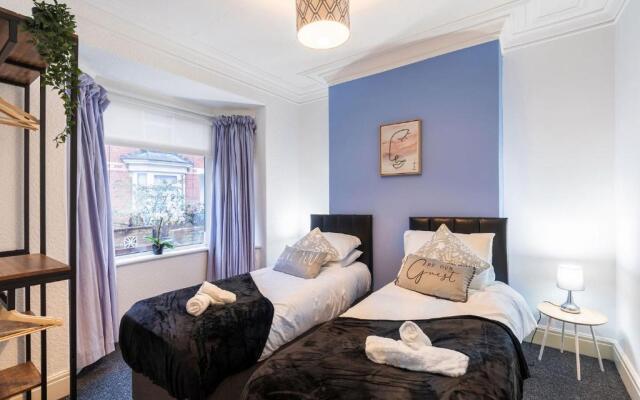 Contractor and Family House & Free Parking & Garden