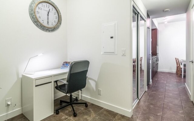 AOC Suites 2 Bedroom Condo, City CN Tower View